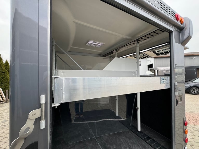 3 Horse Trailer Horse Transporter with Living Quarters and Shower, suitable for 3.5-tonne car or tru