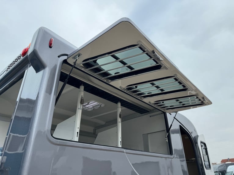 3 Horse Trailer Horse Transporter with Living Quarters and Shower, suitable for 3.5-tonne car or tru