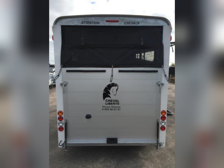 Cheval Liberte Minimax / Maxi 3 – the perfect solution for three horses, equipped with a tack room a