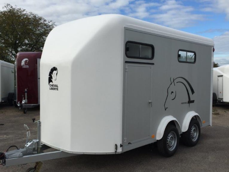 Cheval Liberte Minimax / Maxi 3 – the perfect solution for three horses, equipped with a tack room a