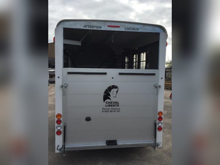 Cheval Liberte Minimax / Maxi 3 – the perfect solution for three horses, equipped with a tack room a