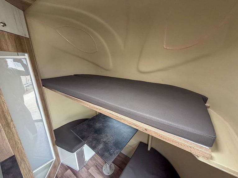 Horse Trailer DT Trailer for 2 Horses with Living Quarters / Tack Room Livestock Transporter