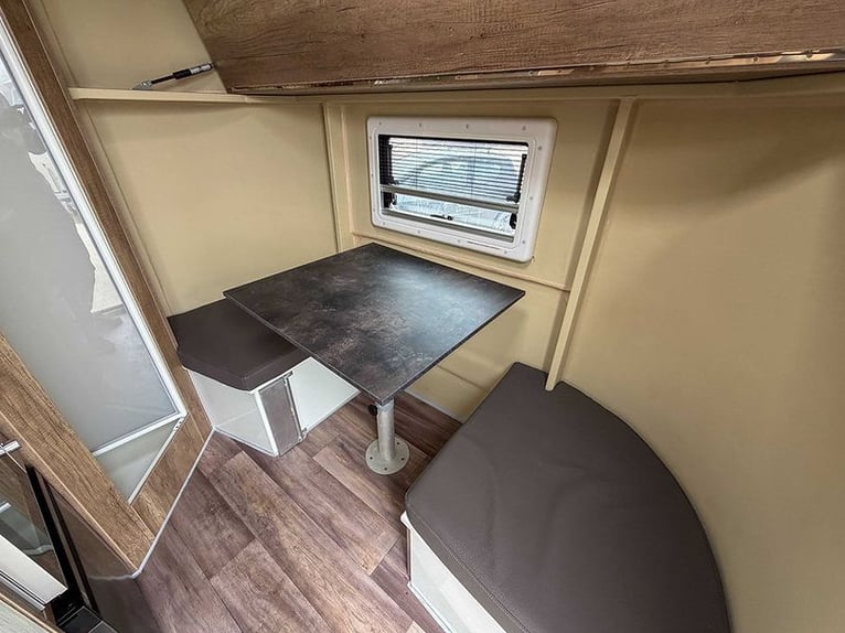 Horse Trailer DT Trailer for 2 Horses with Living Quarters / Tack Room Livestock Transporter