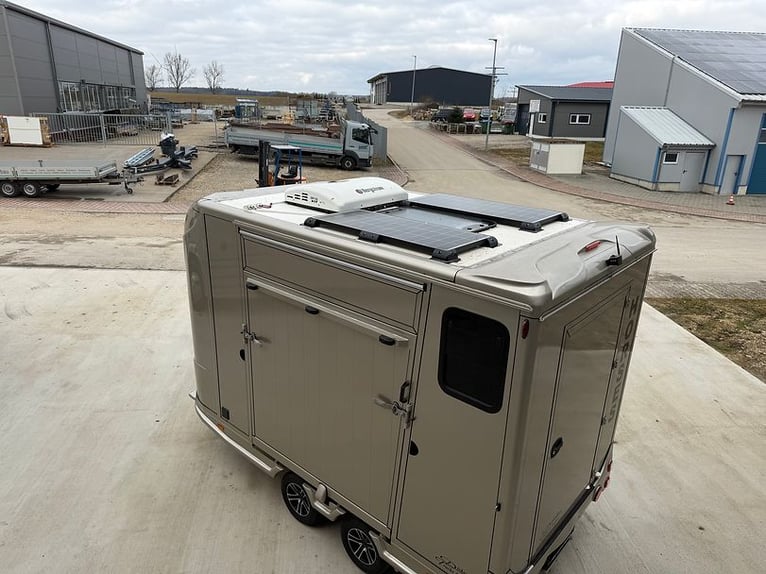 Horse trailer with two ramps, climate-controlled horse compartment, solar-powered self-sufficient sy