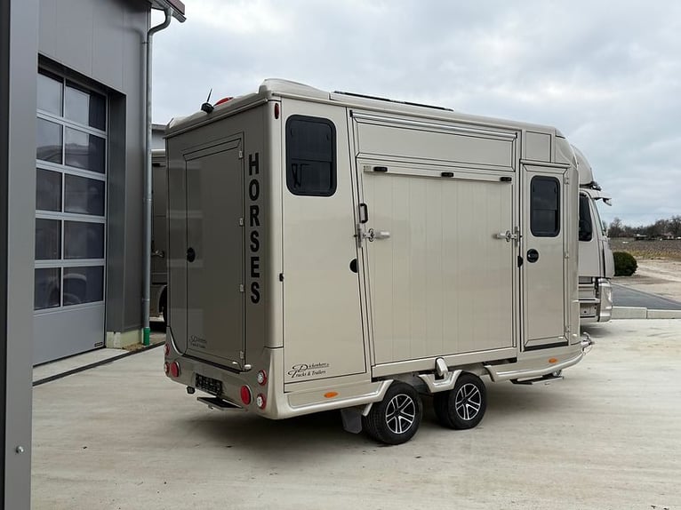 Horse trailer with two ramps, climate-controlled horse compartment, solar-powered self-sufficient sy