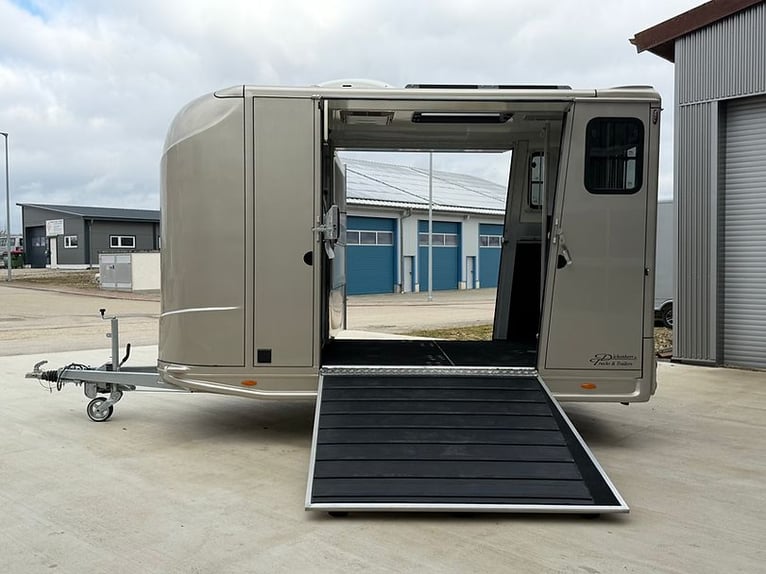 Horse trailer with two ramps, climate-controlled horse compartment, solar-powered self-sufficient sy