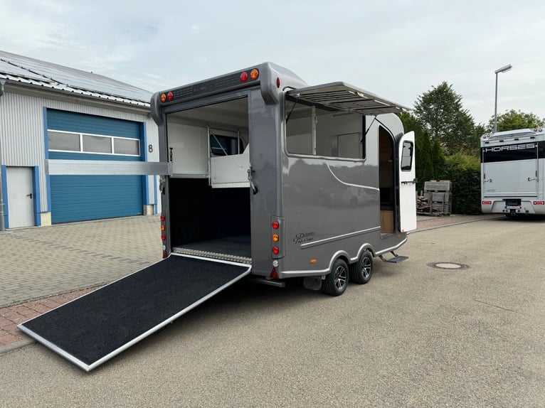Horse transporter 2-3 horse trailer with spacious living area, 3.5 tons