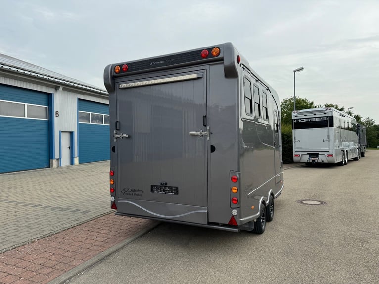 Horse transporter 2-3 horse trailer with spacious living area, 3.5 tons