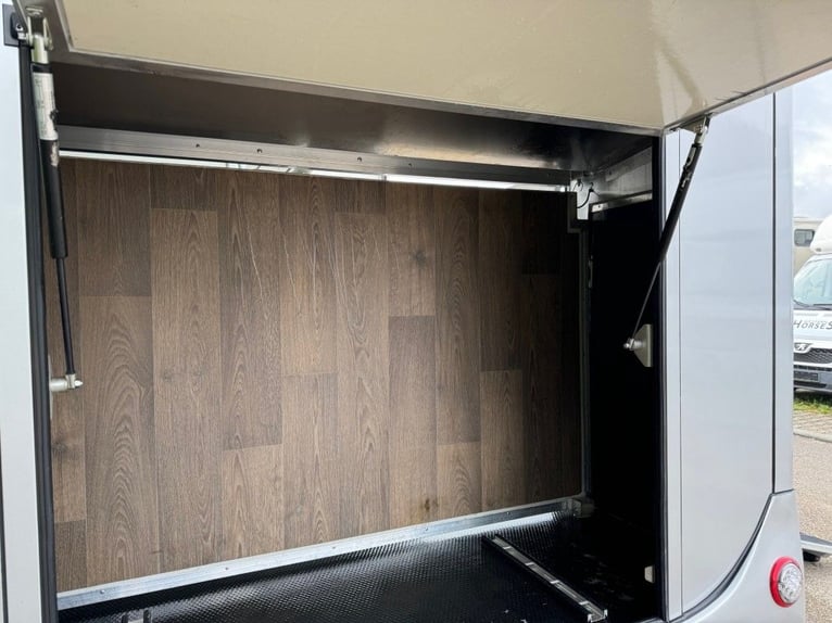 Horse transporter 2-horse trailer with side ramp and living quarters trailer