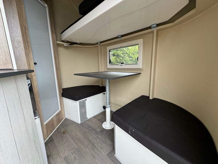 Horse transporter 2-horse trailer with side ramp and living quarters trailer