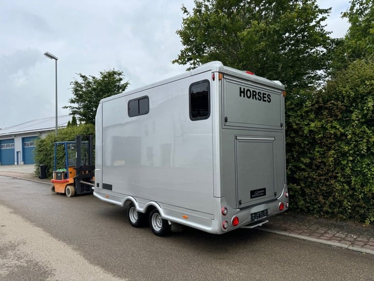 Horse transporter 2-horse trailer with side ramp and living quarters trailer