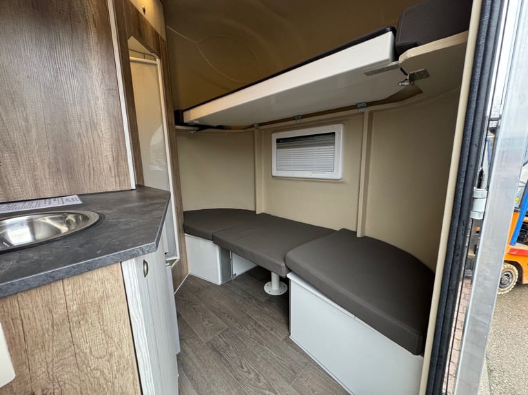 Horse transporter, horse trailer DT Trailer, stallion with living quarters, horse trailer