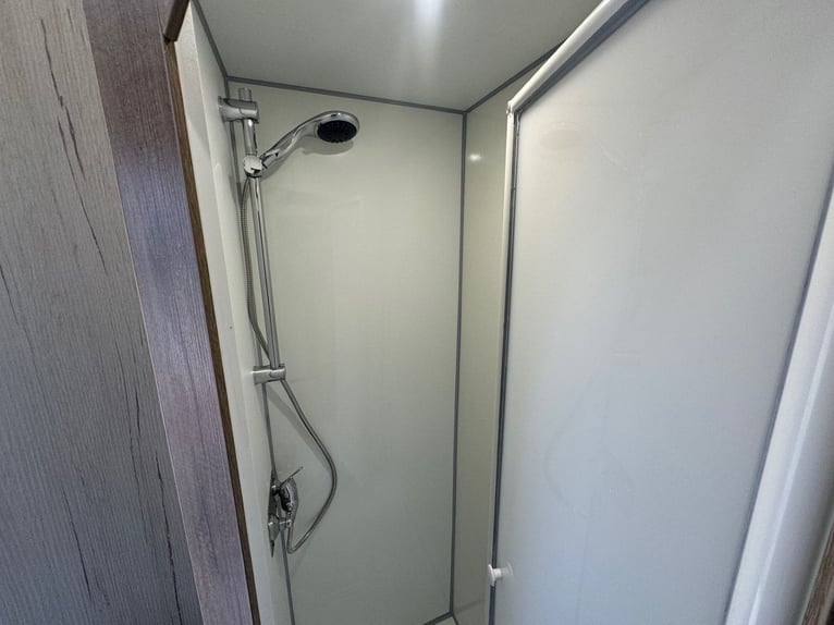 Pferdeanhänger Pferdetransporter DT Trailer 2 Pferde mit Wohnung/Sattelschrank Viehtransporter