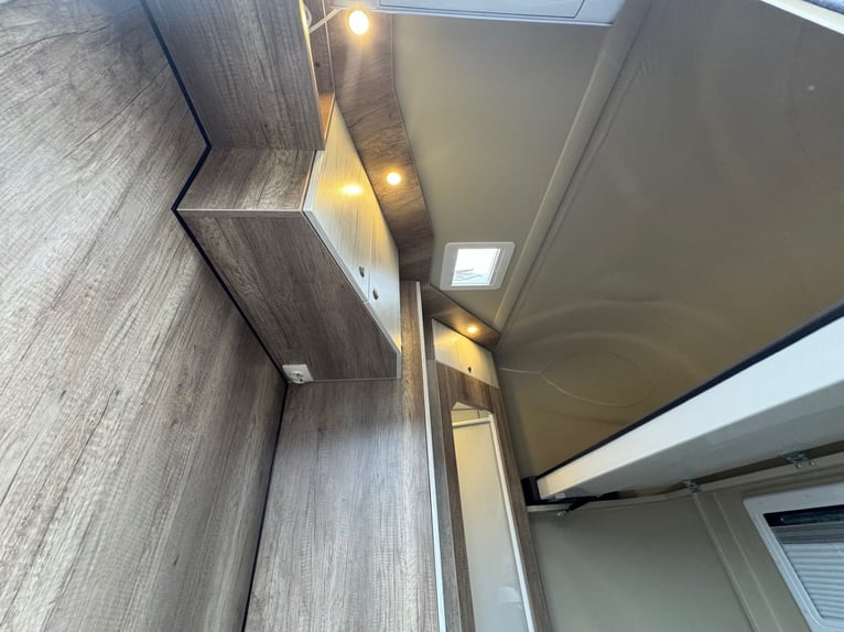 Pferdetransporter Pferdeanhänger DT Trailer Hengst mit Wohnung Horsetrailer 