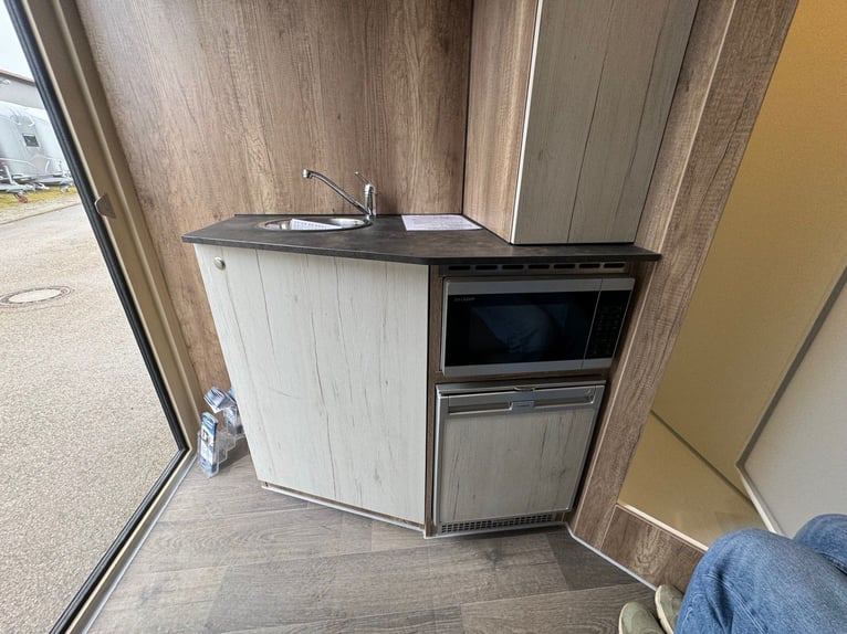 Pferdetransporter Pferdeanhänger DT Trailer Hengst mit Wohnung Horsetrailer 