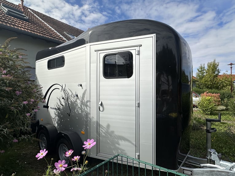 Rental of a large horse trailer Cheval Touring XL