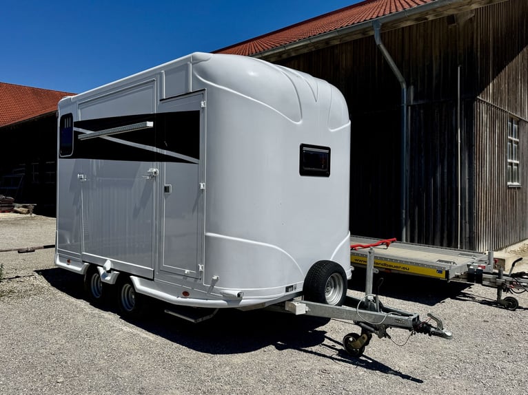 Steinsberger ANKA 2-Horse Trailer with Tack Room and Fold-Down Bed