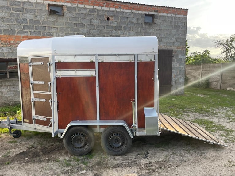 Trailer for transporting two horses