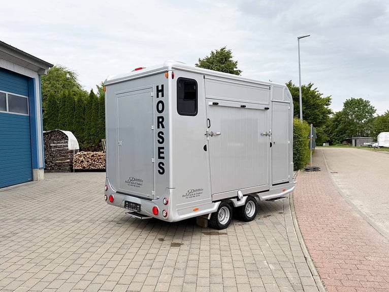 Used horse trailer, 2.7 tons, stallion equipment with tack room, horse transporter trailer
