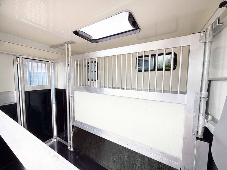 Used horse trailer, 2.7 tons, stallion equipment with tack room, horse transporter trailer