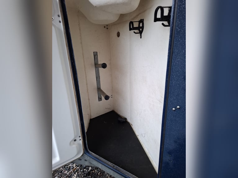 Body horse trailer with tack room