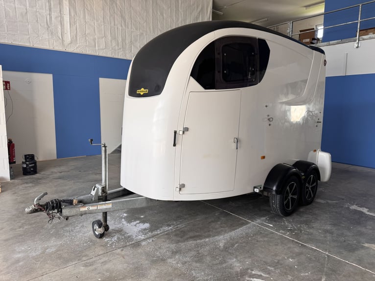 Humbaur Maximus horse trailer, built in 2015, very well maintained