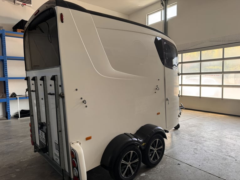 Humbaur Maximus horse trailer, built in 2015, very well maintained