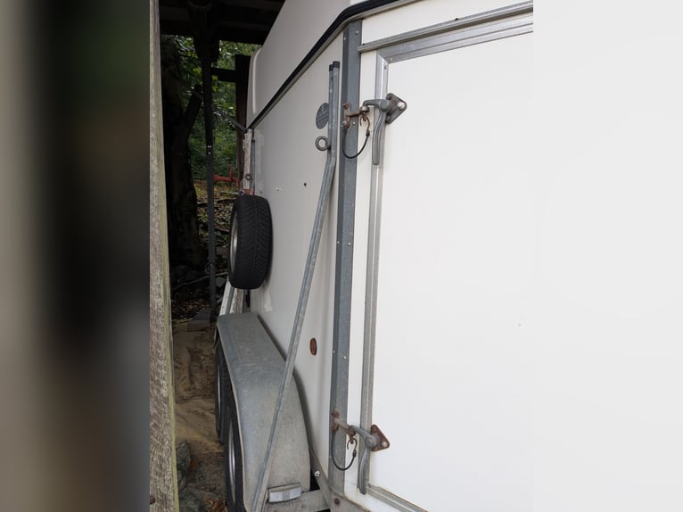 1-horse horse trailer, very good condition, poly cover