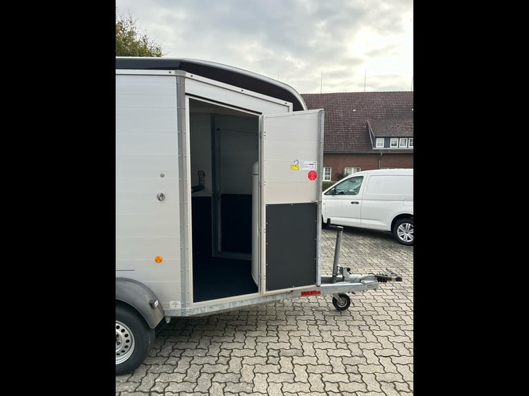 Böckmann Portax E Pferdeanhänger 2,4t Satttelkammer 100km/h Hecktür schwenkbar 