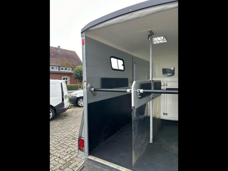 Böckmann Portax E Pferdeanhänger 2,4t Satttelkammer 100km/h Hecktür schwenkbar 