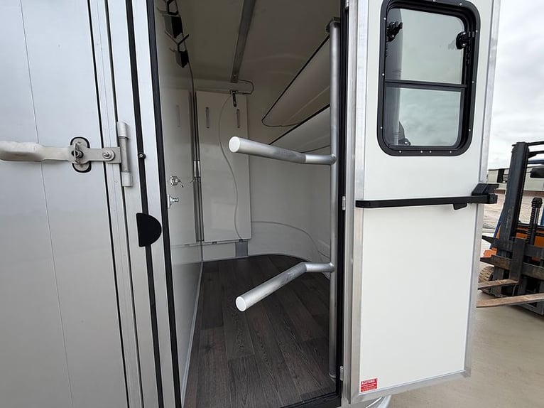 Brand new 2-horse trailer, 2700 kg, stallion equipment, with a large tack room