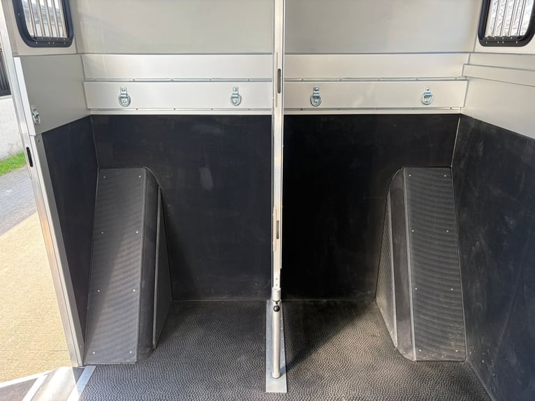 Brand-new 2-horse trailer