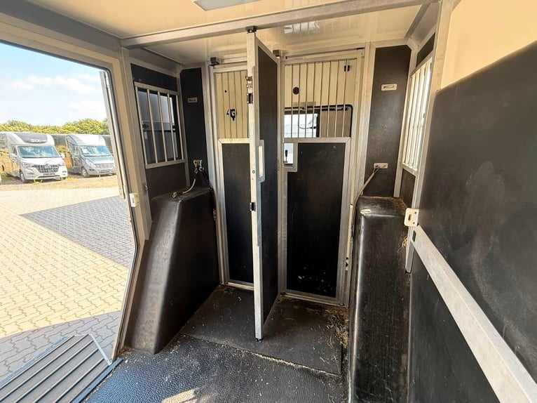 For sale: Renault Master Horsebox STX Long – Stallion configuration
