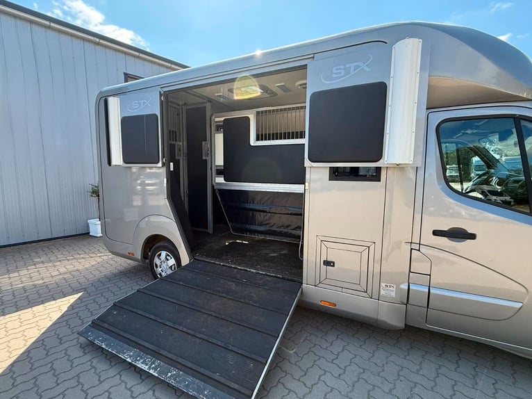 For sale: Renault Master Horsebox STX Long – Stallion configuration