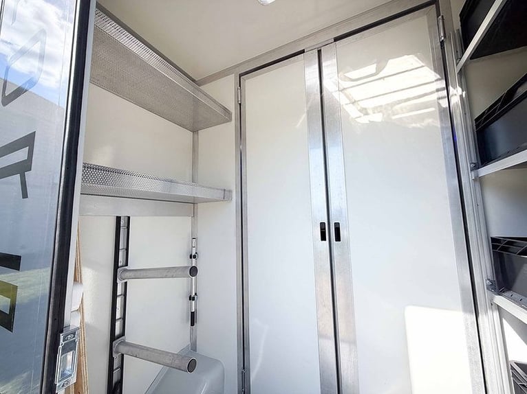Horse transporter 2 Ride stallion equipment Renault Master 170 HP automatic livestock transporter