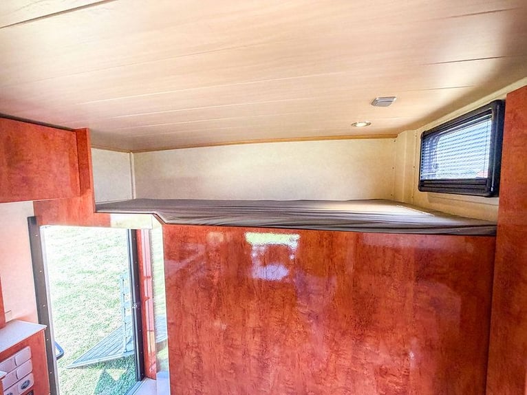 MAN TGM 18.240 horse transporter with living compartment and POP Out, suitable for 6 horses, livesto