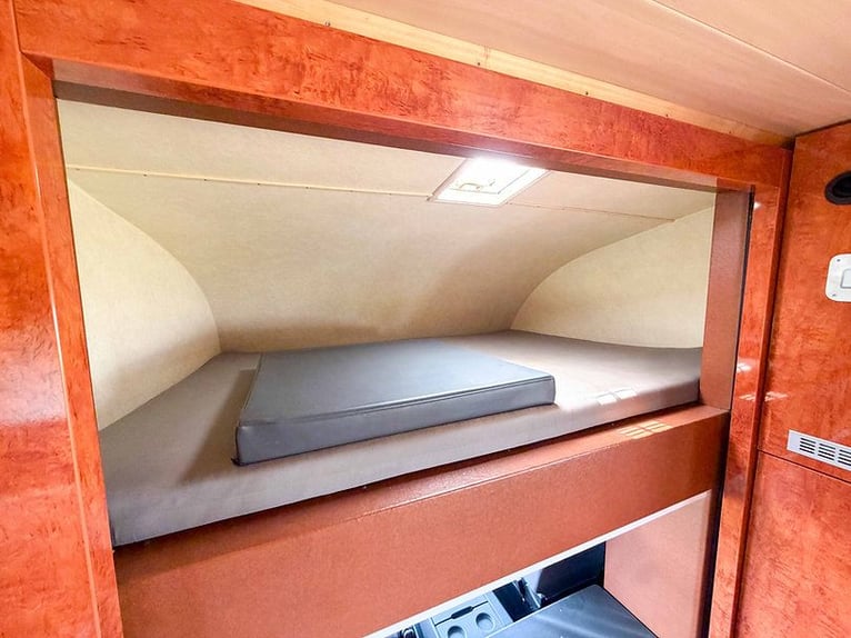 MAN TGM 18.240 horse transporter with living compartment and POP Out, suitable for 6 horses, livesto