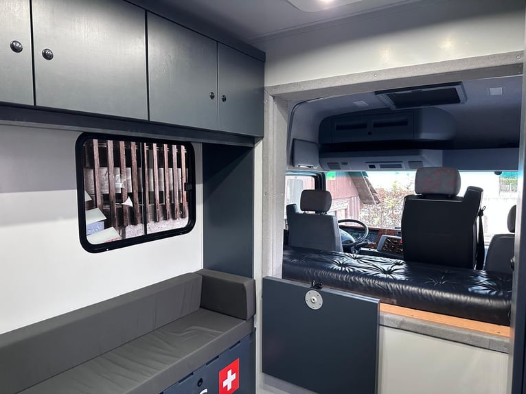 Mercedes-Benz Actros 1831 for 2–3 horses or conversion into a camper van