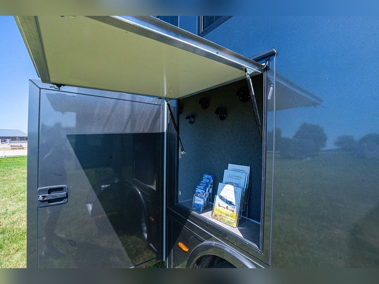 Mercedes-Benz Horse Transporter Fuso POP-Out, 3 Seats, Mobile Home, Livestock Transporter, Automatic