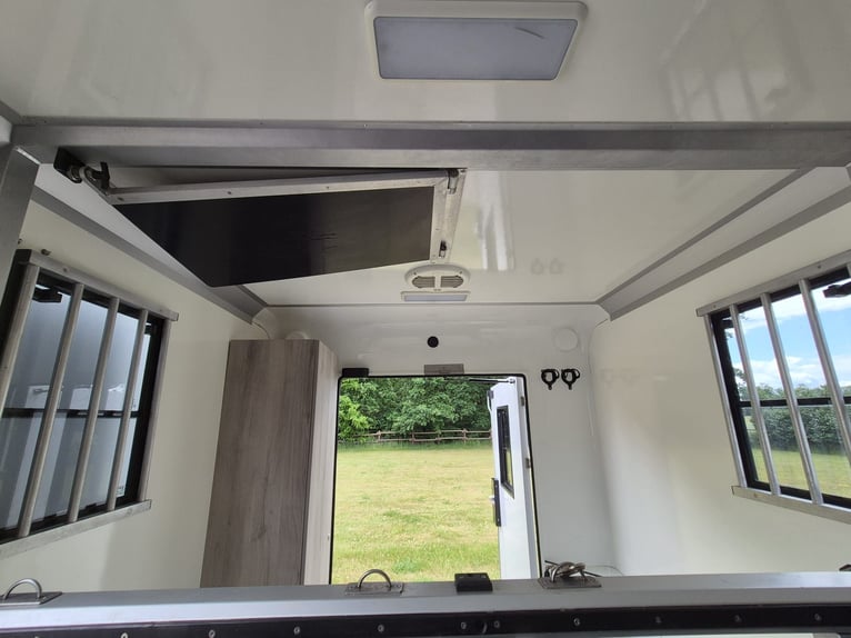 Renault Master STX Horsebox | Automatic | 170 HP | 3.5 tons | 21,600 miles
