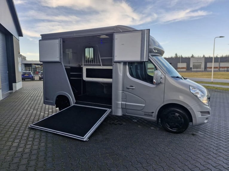 TRUCK HORSE - 2018 Renault Master Anemone