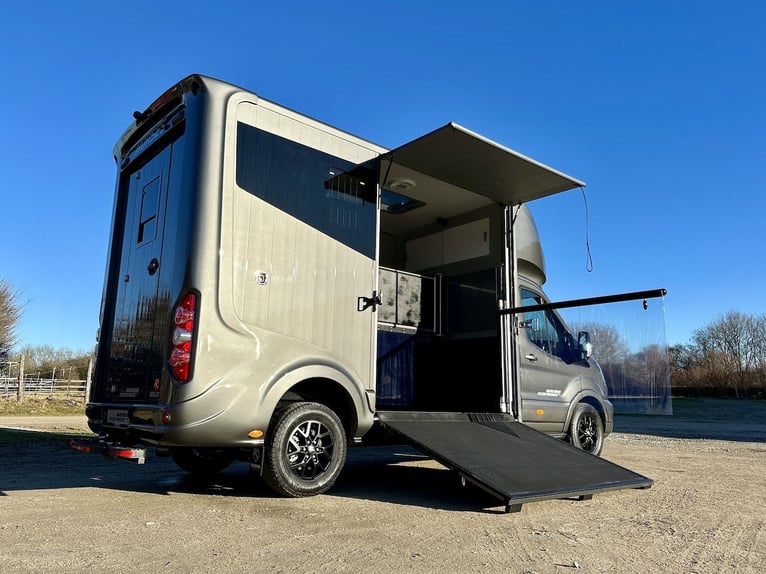 Ford Roelofsen Parados Sport 2-Horse Transporter Deluxe Edition – Automatic – Available Immediately!