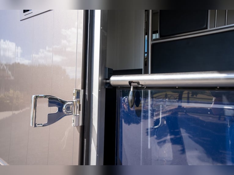 Ford Roelofsen Parados Sport 2-Horse Transporter Deluxe Edition – Automatic – Ready for Immediate De