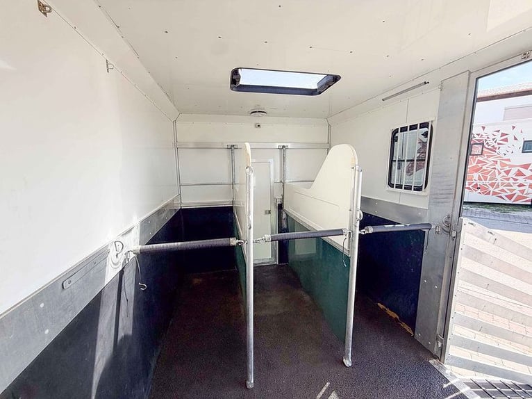 Horse transporter, 7.5-ton Renault D2 with manual transmission, 65,000 km, Euro 6 standard, 180 HP, 