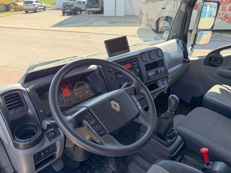 Horse transporter, 7.5-ton Renault D2 with manual transmission, 65,000 km, Euro 6 standard, 180 HP, 