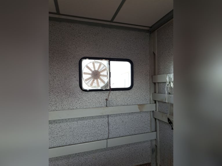 Horse transporter 7.5-ton truck with H license plate, suitable for 3 horses