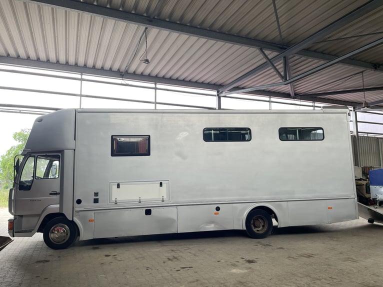 MAN L200 horse transporter with motorhome approval – accommodates 4 horses – living cabin
