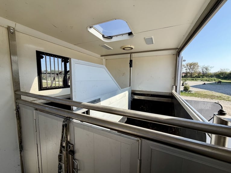 Mercedes-Benz Sprinter 2-Horse Transporter with Tack Room Truck