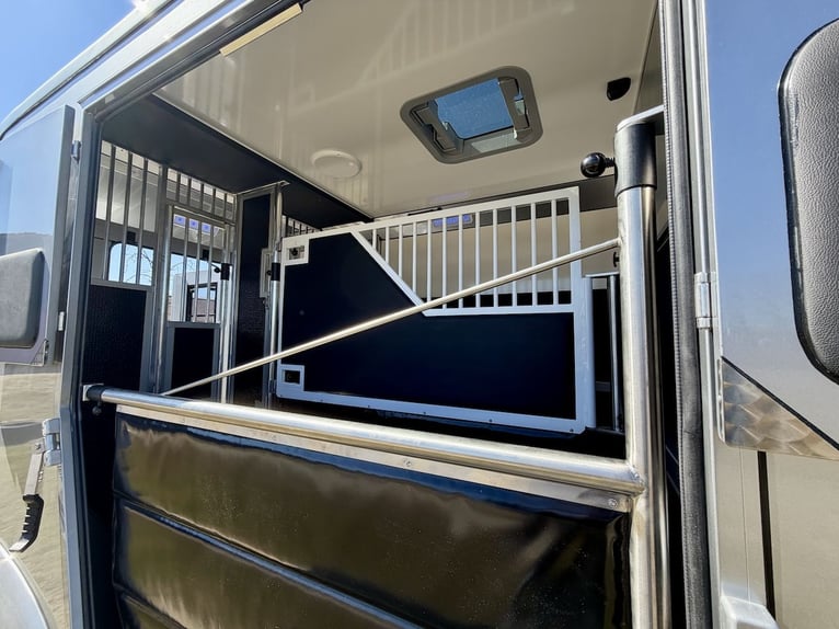 Renault 2-Horse Trailer with 5 Seats, Stallion Equipment, Brand New Truck