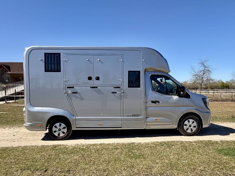 Renault 2-Horse Trailer with 5 Seats, Stallion Equipment, Brand New Truck
